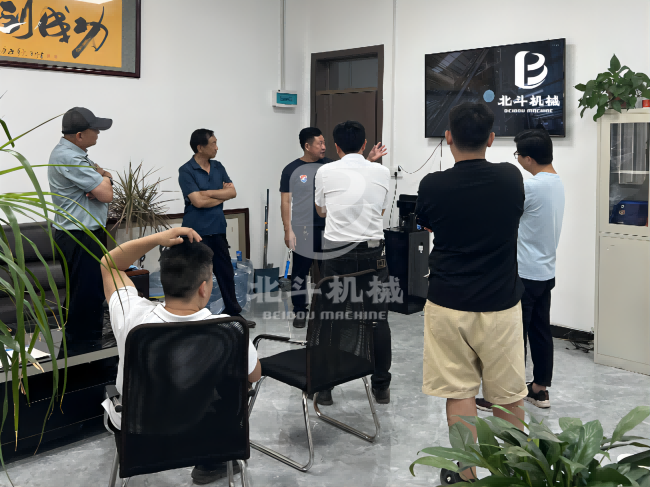 张工为客户讲解妖精视频一区二区三区设备设计理念与生产流程